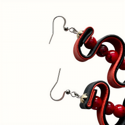 Gros plan sur les boucles d'oreilles en cuir noir et rouge en spirales