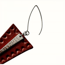 Gros plan sur le crochet en acier inoxydable de la boucle d'oreilles en cuir véritable