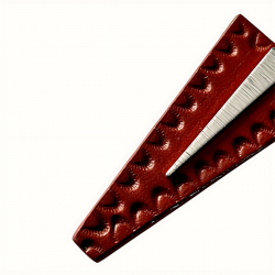 Gros plan sur la boucle d'oreille en cuir véritable