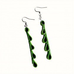 Boucles d'oreilles cascade en cuir vert vue de profil