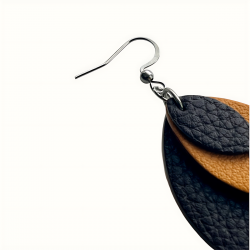 Gros plan sur crochet de boucles d'oreilles en cuir