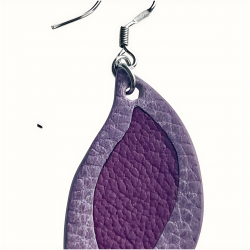 Gros plan sur texture du cuir de boucles d'oreilles mauve