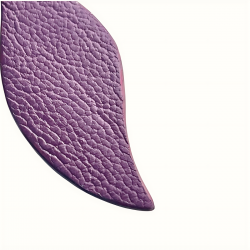 Gros plan sur le dos des boucles d'oreilles en cuir mauve