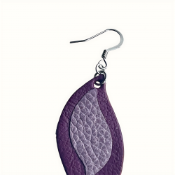 Gros plan sur le crochet de boucle d'oreille en cuir mauve