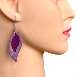 Boucles d'oreilles en cuir mauve portées