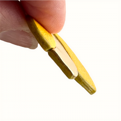 Gros plan sur les boucles d'oreilles jaune et doré vue de profil