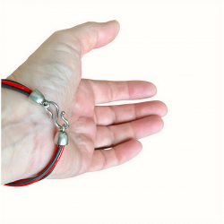 Bracelet en cuir noir et rouge porté vue du fermoir