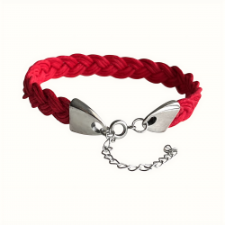 Gros plan sur le fermoir du bracelet en cuir rouge tressé