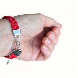 Bracelet en cuir rouge tressé vue du fermoir