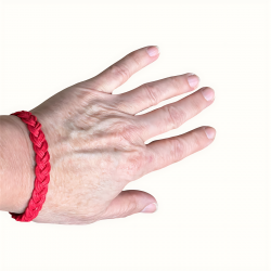 Bracelet en cuir rouge tressé porté