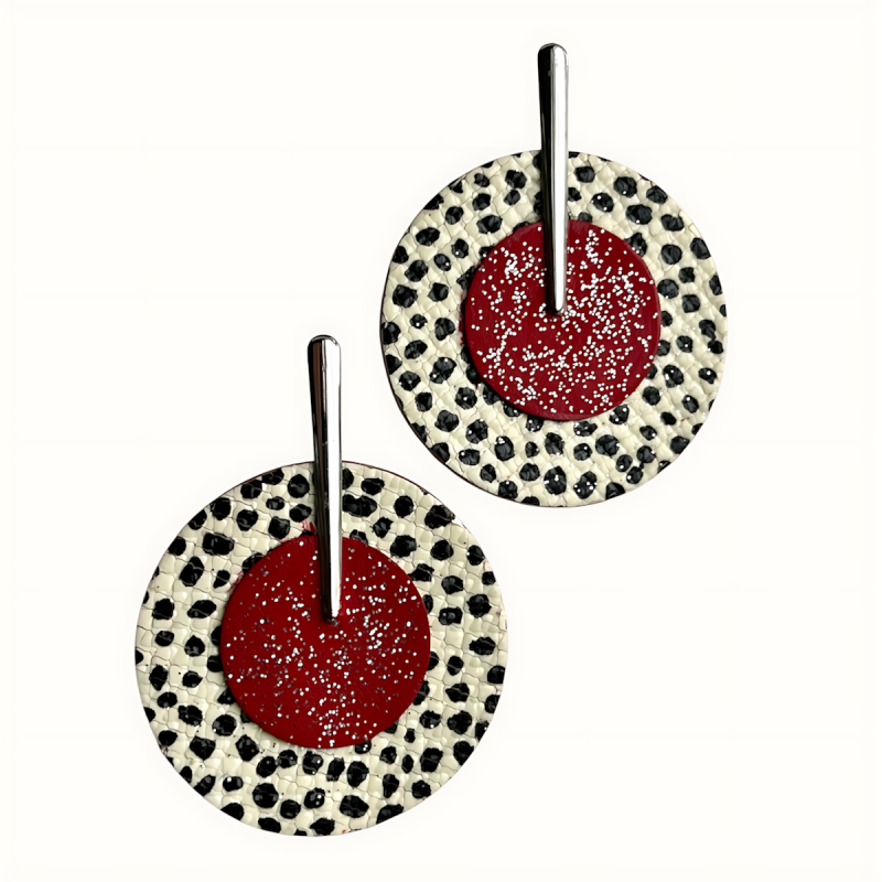 Grandes créoles en cuir blanc et rouge avec une partie tachetée