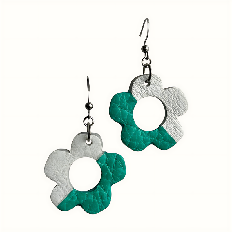 Boucles d'oreilles fleurs bicolores en cuir vert et blanc