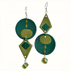 Grandes boucles d'oreilles asymétriques en cuir vert