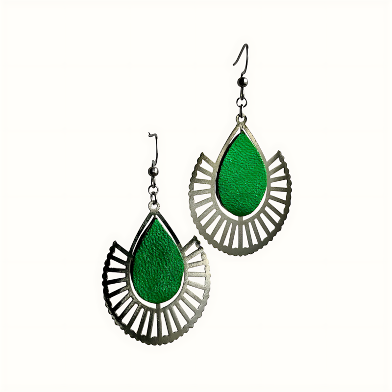 Boucles d'oreilles associant le cuir vert au centre et le contour en acier inoxydable