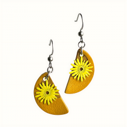 Boucles d'oreilles demi-cercles en cuir jaune rehaussées d'un soleil jaune en acier inoxydabel