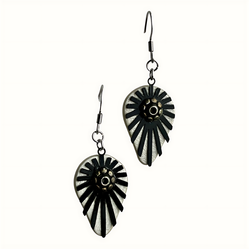 Petites boucles d'oreilles en cuir blanc rehaussées de rayons noirs en acier inoxydable
