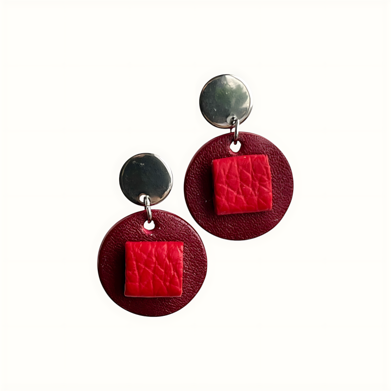 Petites créoles en cuir rouge sur un clou en acier inoxydable