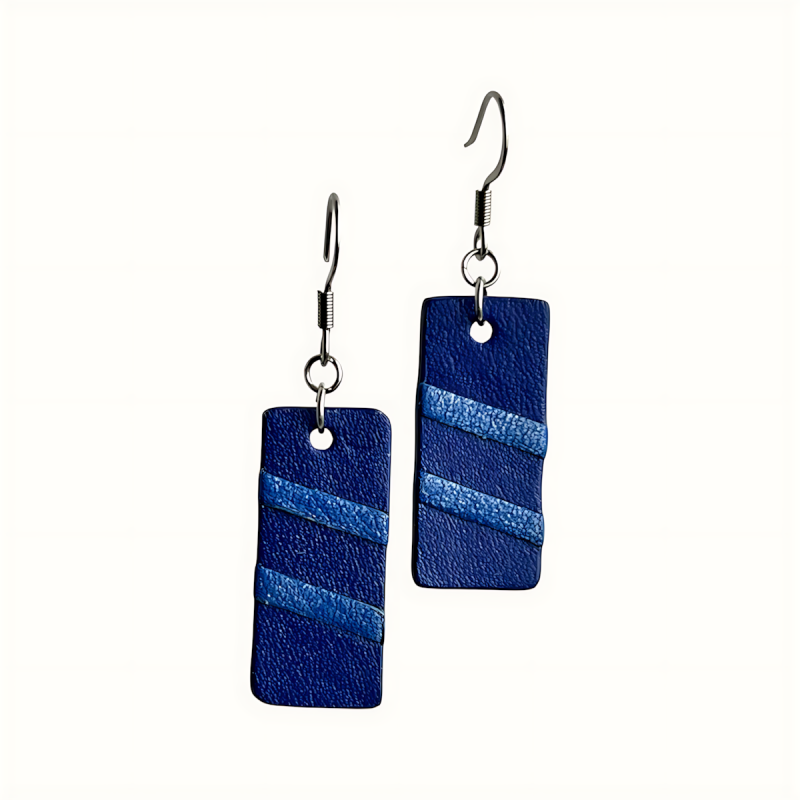 Boucles d'oreilles en cuir bleu artisanales crées à Juillac en Limousin