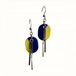 Boucles d'oreilles pendantes en cuir bleu et jaune avec une chaînette qui retombe