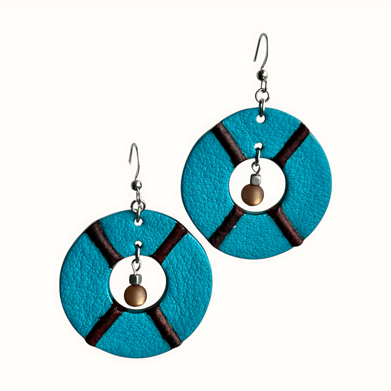 Créoles en cuir bleu avec une petite perle marron au centre et 4 petits traits marron sur la créole