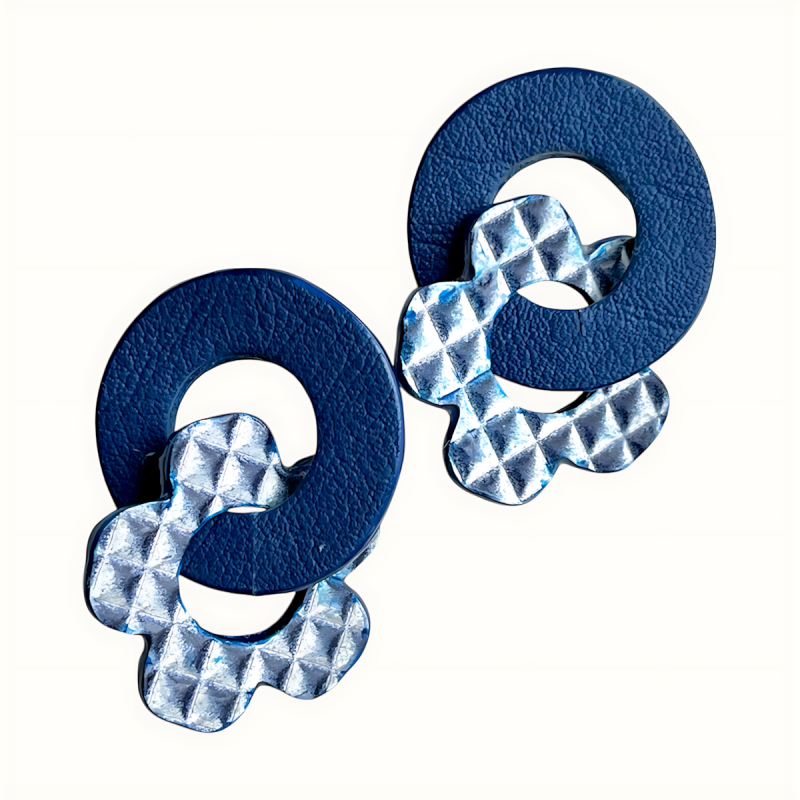 Doubles créoles bleu en cuir dont une en cuir bleu quadrillée fermeture par clou en acier inoxydable