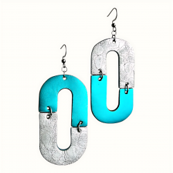 Grandes créoles ovales en cuir bleu et argentées, les couleurs sont divisées en deux l'une en haut l'autre en bas