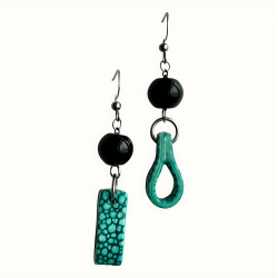 Boucles d'oreilles epndantes en cuir bleu tacheté avec une perle noire sur le haut