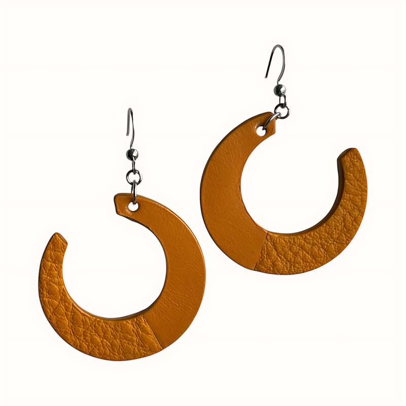 Créoles en cuir jaune moutarde création artisanale