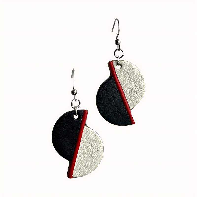 Boucles d'oreilles pendantes en cuir moitié noir et moitié blanc