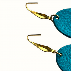 Gros plan sur les crochets d'oreilles en acier inoxydable doré  316