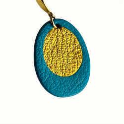 Gros plan sur la texture du cuir de la boucle d'oreilles ovale bleu