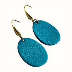 Boucles d'oreilles ovales en cuir bleu vue de dos
