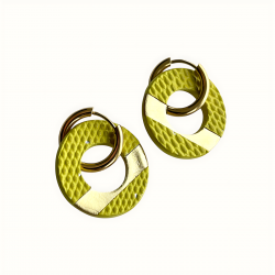 Créoles en cuir rouge sur un anneau en acier inoxydable doré