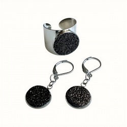 Parure de bijoux comprenant boucles d'oreilles en cuir noir scintillant et bauge alliant le cuir et l'acier inoxydable