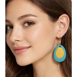 Boucles d'oreilles en cuir bleu et doré portées par une femme