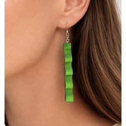 Boucles d'oreilles en cuir vert portées par une femme