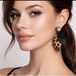 Boucles d'oreilles en cuir léopard portées par une femme