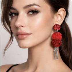 Boucles d'oreilles en cuir rouge artisanale portées par une femme