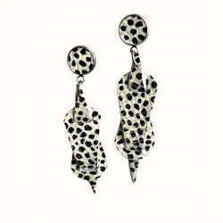 Boucles d'oreilles en cuir pendantes blanches tachetées de noir
