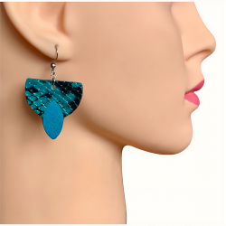 Boucles d'oreilles en cuir bleu et noir effet reptile portées