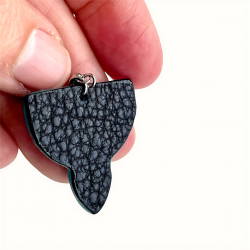 Boucle d'oreille en cuir bleu et noir effet reptile vue de dos