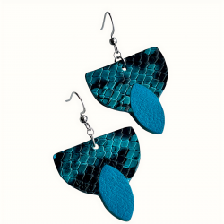 Boucles d'oreilles en cuir bleu et noir effet reptile posées à plat
