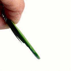 Vue de profil d'une grande créole en cuir vert