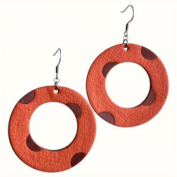 Créoles en cuir orange à pois posées à plat