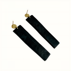 Boucles d'oreilles en cuir noir et feuilles dorées vues de dos