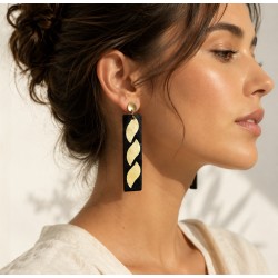 Boucles d'oreilles en cuir noir et feuilles dorées portées