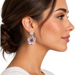 Boucles d'oreilles élégantes portées en cuir blanc et fleurs rouge